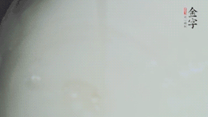 將浸泡了30分鐘的米放入電飯煲中，在水中加入半勺油。