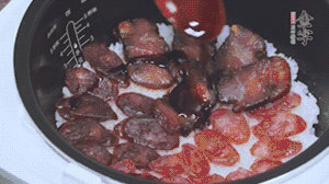 關(guān)上蓋子繼續(xù)燜煮20分鐘淋上醬汁。