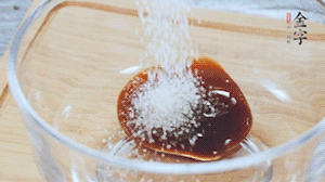 合上蓋子，啟動電源煮飯。期間混合好調(diào)味汁。