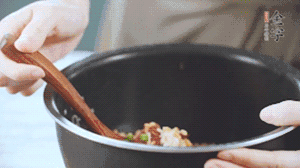 揭開鍋蓋，放上青菜，荷包蛋，就可以吃了。