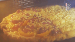 準(zhǔn)備好披薩餅皮，烤盤(pán)刷油后入烤箱預(yù)熱10分鐘，放上面餅后180度烤10分鐘。（現(xiàn)成買的披薩皮，就忽略此步驟）