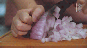 2.半個(gè)青椒、半個(gè)黃椒切圈、一個(gè)洋蔥切丁、三個(gè)白蘑菇切片備用。