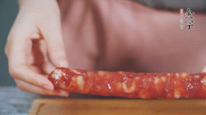 金字火腿肉香腸切成片狀。