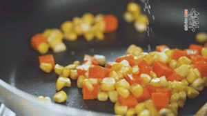 胡蘿卜、玉米洗凈后，處理成粒，加鹽簡單炒制。