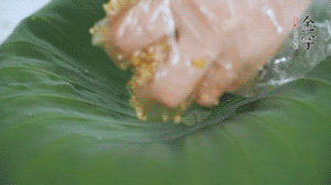 將食材混合好鋪到新鮮荷葉上。（可以加點水）