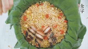 擺上金字醬肉，妥帖包裹好上鍋蒸。