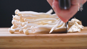 海鮮菇、蟹味菇去掉根部，洗凈。