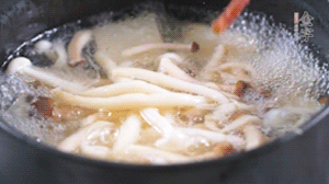 依次放火腿、豆腐，加水大火燒開，小火燉煮20分鐘，出鍋前撒上蔥花即可。