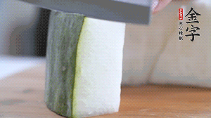 冬瓜去瓤去皮，切小塊。