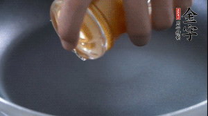 植物油入鍋，翻炒冬瓜。