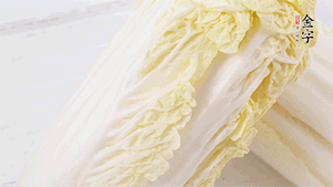 娃娃菜洗凈，對(duì)半切。