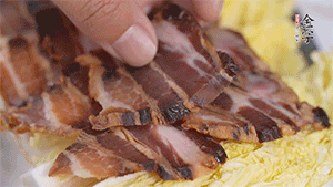 依次擺放娃娃菜和醬肉。