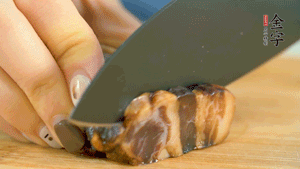 金字風(fēng)味醬肉切成片，上鍋蒸15分鐘。