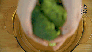 西蘭花洗凈，切成小塊汆燙，切碎。