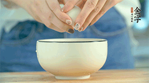 雞蛋液打散，可以加點(diǎn)鹽和黃酒，邊煎邊用筷子攪拌。