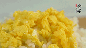 將雞蛋碎、西蘭花碎和放涼的米飯混合，用少許鹽、橄欖油調(diào)味。