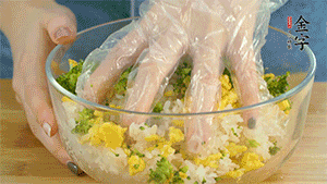 將飯團(tuán)用手搓捏成圓球狀。