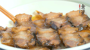 鋪上一片醬肉，撒點(diǎn)芝麻即可。