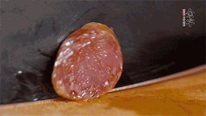 金字火腿肉香腸上鍋蒸15分鐘，切片備用。