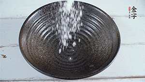 面粉加適量清水，攪拌成糊狀。