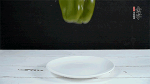 雞蛋打散，加青椒粒、蔥花攪拌。