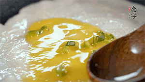 將雞蛋液鋪到面餅上，放上香腸。