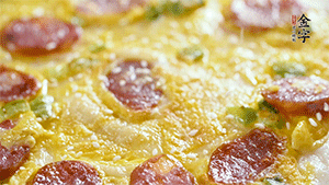 撒上一些芝麻，準備一些番茄醬，一份早餐就做好了。