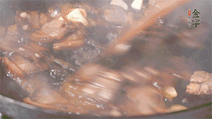 熱油下鍋，爆香蒜片。放入醬肉翻炒片刻后,下豌豆尖均勻翻炒。