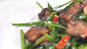 出鍋前加少許鹽調(diào)味。