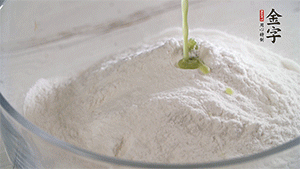 將艾草葉放入料理機中，加1倍的水打碎。和澄粉、糯米粉、少許油混合成面團。