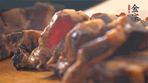 金字醬肉切成小丁。