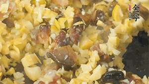 熱油起鍋，下醬肉丁炒香，再加入筍丁、適量水淀粉勾芡翻炒均勻。