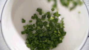 韭菜洗凈，切粒。
