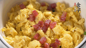 將香腸、韭菜、雞蛋攪拌均勻，可適當(dāng)加玉米油、十三香、味精調(diào)味。