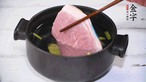 整塊豬肉，加蔥、姜片、料酒焯水。