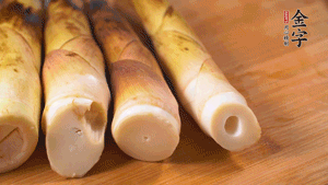 春筍剝?nèi)ネ鈿?，切成滾刀塊。