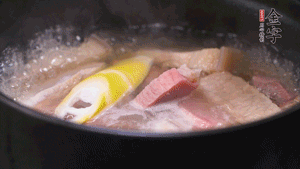 火肉、豬肉加料酒、清水大火煮開(kāi)后，加入春筍小火慢燉40分鐘，出鍋前撒蔥花即可。