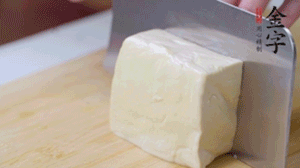 老豆腐切片，浸水備用。