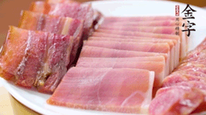 擺盤后鋪上老豆腐，淋點(diǎn)料酒，灑點(diǎn)白糖上鍋蒸20分鐘。