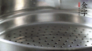 出鍋后，倒扣臘味，撒上蔥花即可。