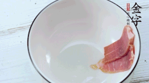 火腿一面涂抹蜂蜜，貼在碗底擺盤備用。