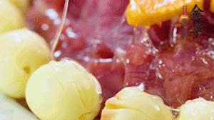 出鍋前10分鐘淋上蜂蜜，倒扣出來撒上桂花，擺上胡蘿卜裝飾即可。