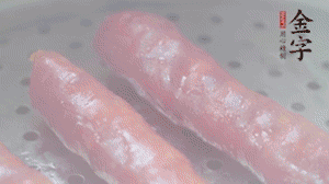 金字香腸上鍋，大火蒸5分鐘，切片備用。