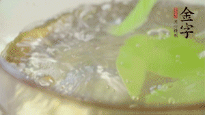 萵筍去皮切片，加鹽焯水。