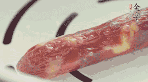 香腸蒸至半熟切片，筍切丁備用。