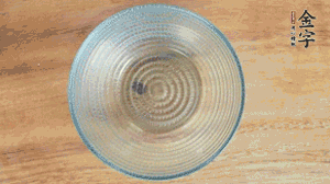 取一個碗，香菇倒放，香腸片圍繞鋪成圓形，加炒好的米飯壓實(shí)。