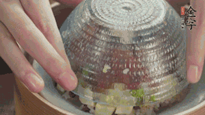 碗倒扣到盤中，擺上焯水后的熟蝦仁即可。