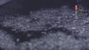 小青菜洗凈后，鍋中水燒開，放點鹽和滴幾滴油后燙熟。