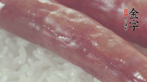 關(guān)上蓋子，煮到米飯露出時。