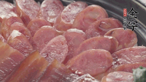 沿著米飯邊淋一圈玉米油，擺上小青菜，淋上醬油和湯調(diào)成的醬汁，撒上辣椒粒、香蔥末即可。